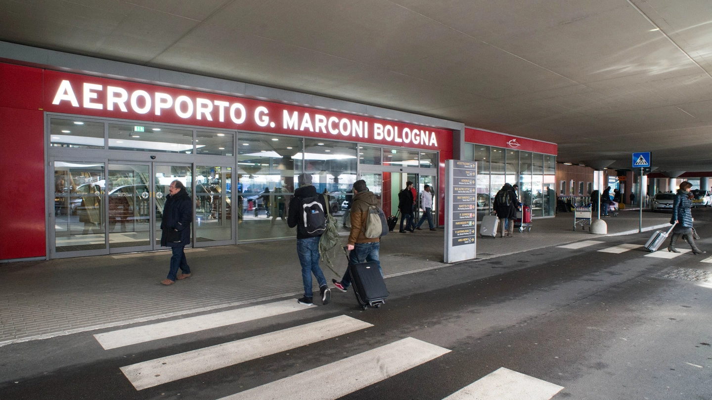 Carabinieri all'aeroporto Marconi di Bologna (foto Schicchi)