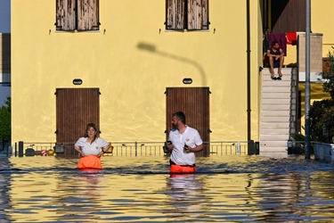 Alluvione a Conselice, la rabbia dei cittadini ancora sott’acqua: “Rompete gli argini”. E arrivano i carabinieri