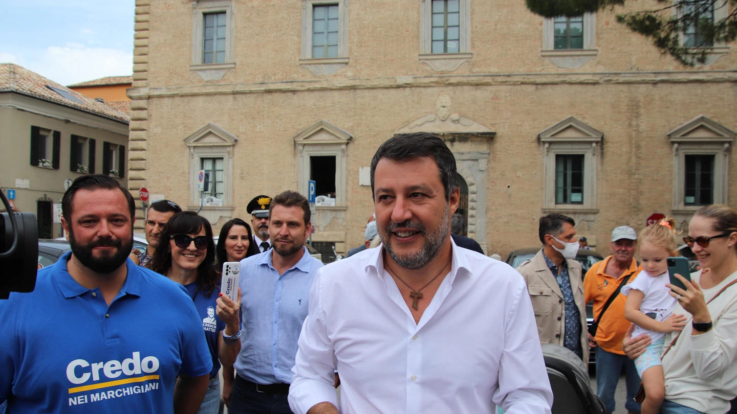 Matteo Salvini a fano per la campagna elettorale (Ansa)