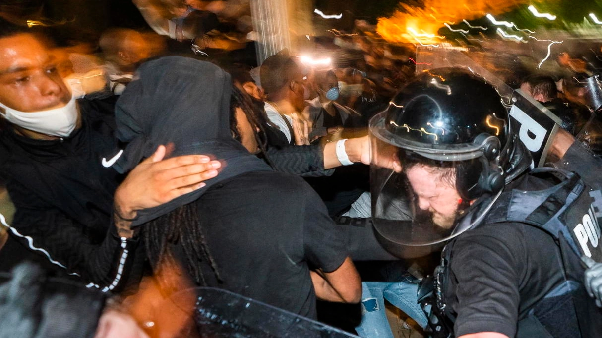 Usa, gli scontri tra polizia e manifestanti (Ansa)