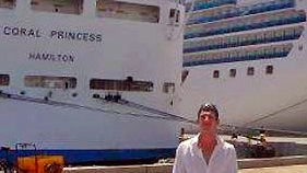 Angelo Faliva davanti alla nave