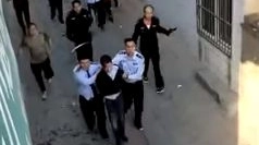 L'arresto dell'uomo che ha accoltellato gli studenti a Mizhi  (da youtube)