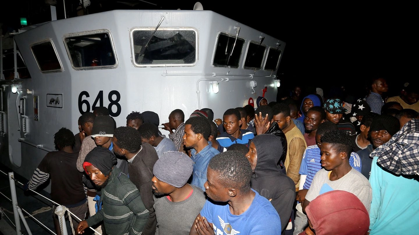 Migranti riportati a Tripoli dalla Guardia costiera libica