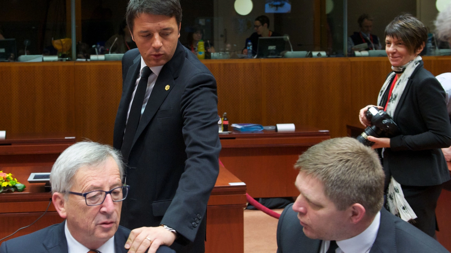 Jean Claude Juncker e il premier Matteo Renzi al Consiglio europeo (ImagoE)