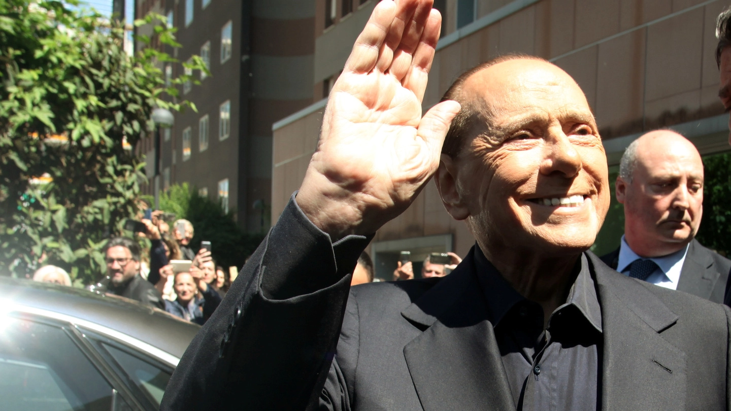 Silvio Berlusconi esce dal San Raffaele dopo l'intervento (ImagoE)