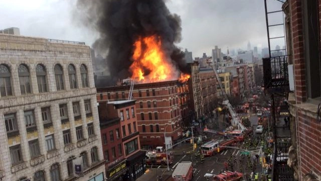 L'incendio nell'East Village, Manhattan (LaPresse)