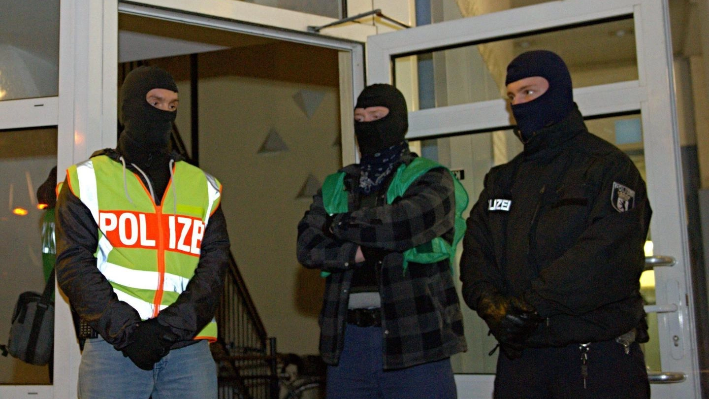 Le forze speciali della polizia di tedesca in azione in un centro islamico (Epa)