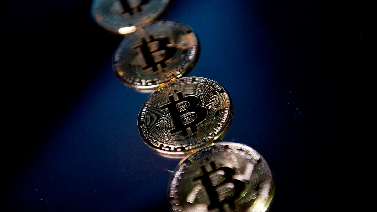 Bitcoin, valore sulle montagne russe (foto Afp)