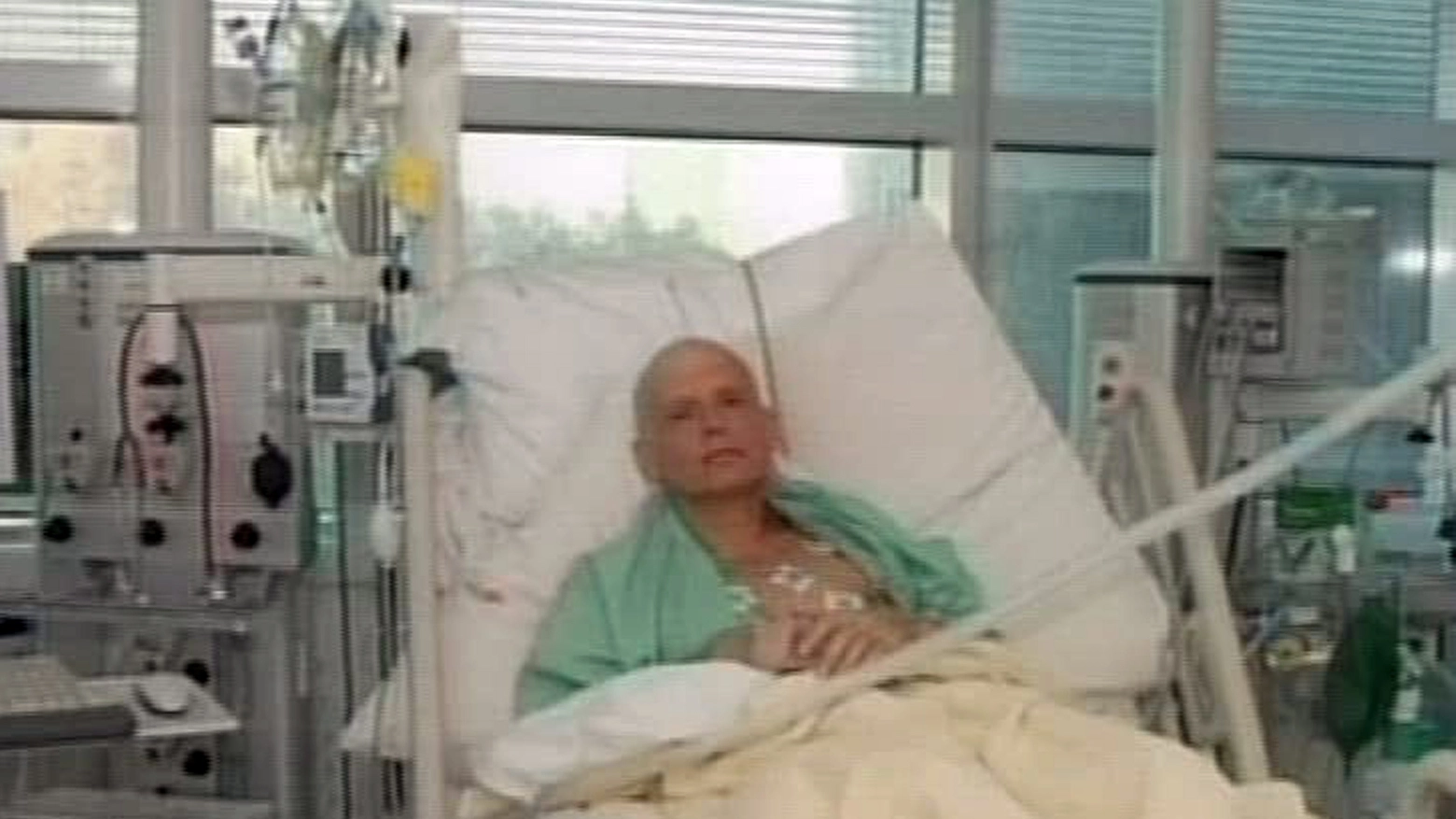 L'ex agente del Kgb Alexander Litvinenko in ospedale, poco prima di morire (ANSA / TG1)