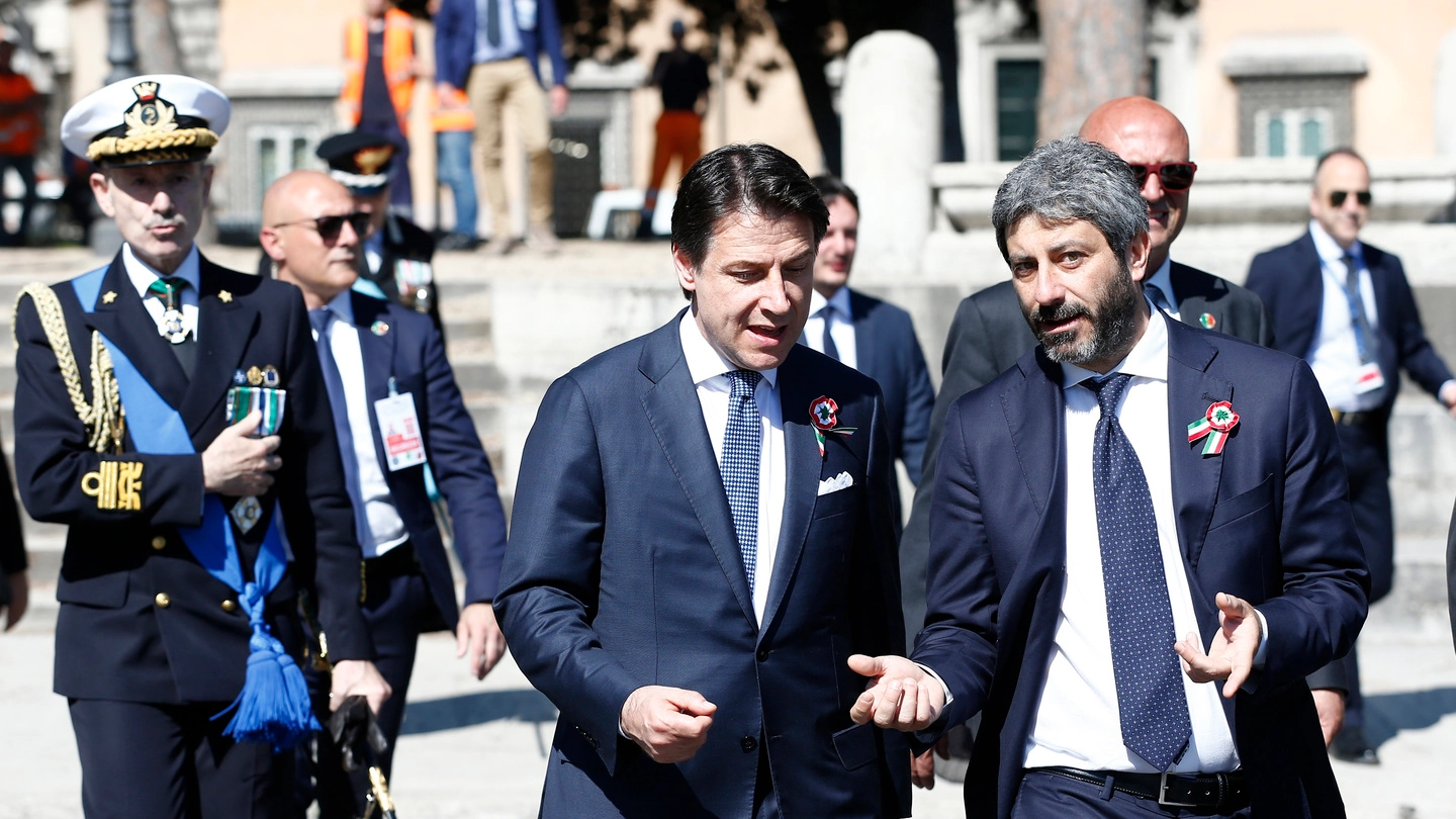 Il premier Conte con il presidente della Camera Roberto Fico  (LaPresse)