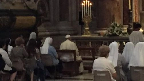 Il Papa a messa tra i fedeli (Gianluca Barile)