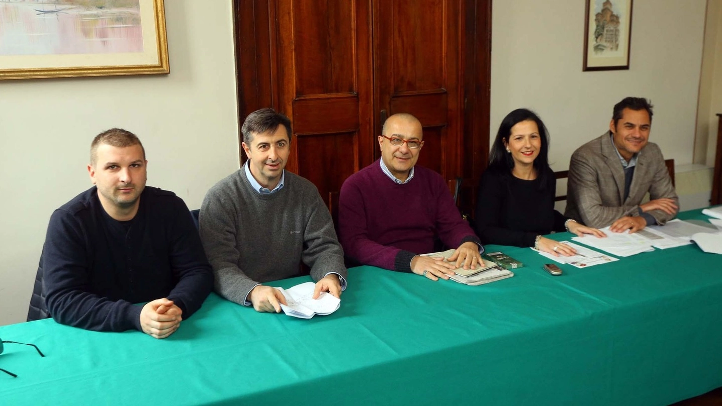 I componenti del comitato «Bambini fuori dal Comune» ieri in conferenza stampa. Al centro Leonardo Punginelli