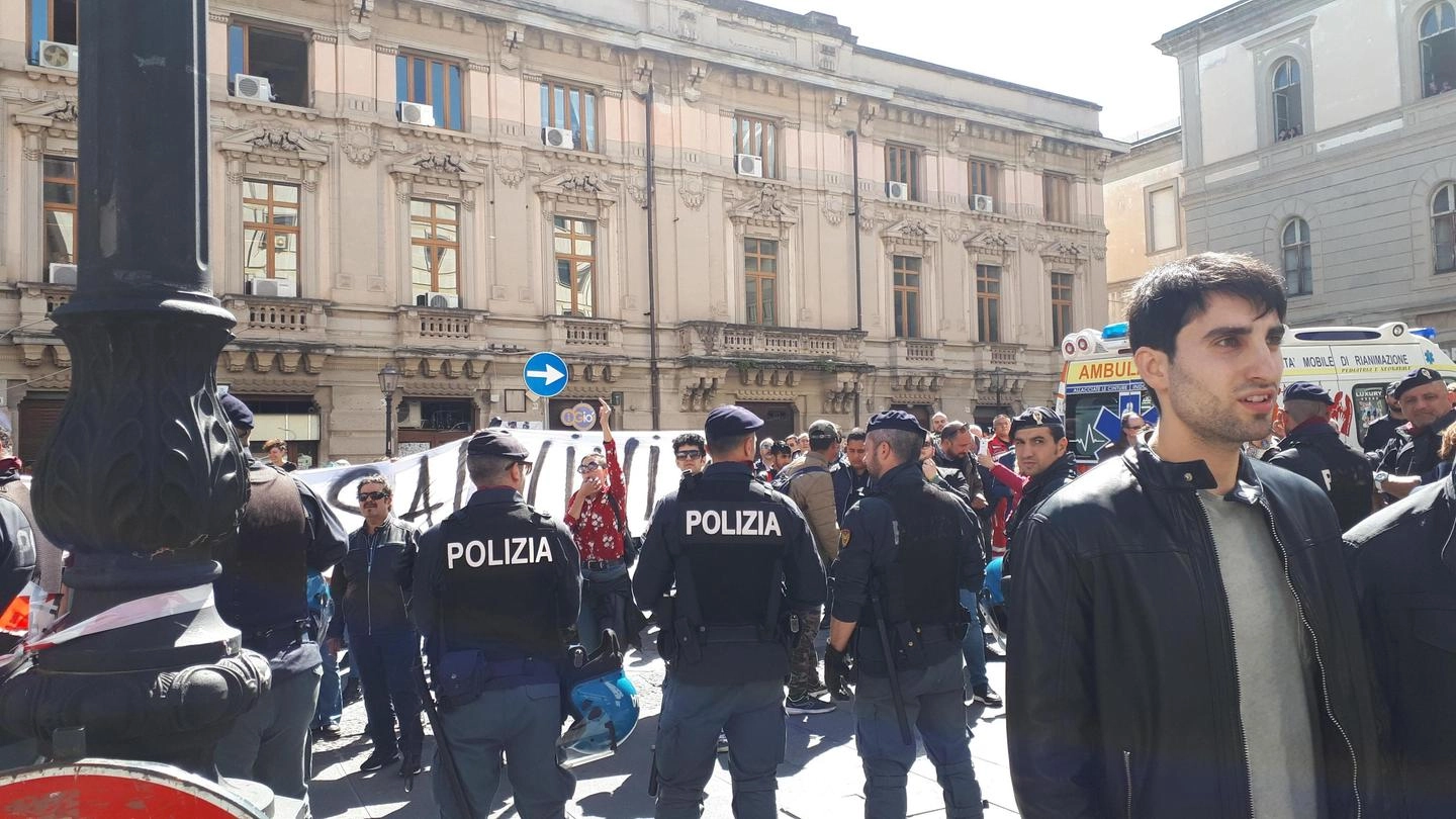 Catanzaro, contestatori durante il comizio del leader leghista Matteo Salvini (Ansa)
