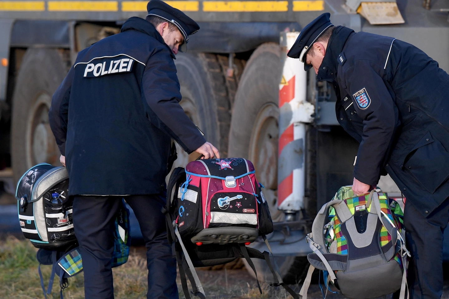 Incidente scuola bus in Germania. I poliziotti con gli zainetti dei bimbi (Ansa)