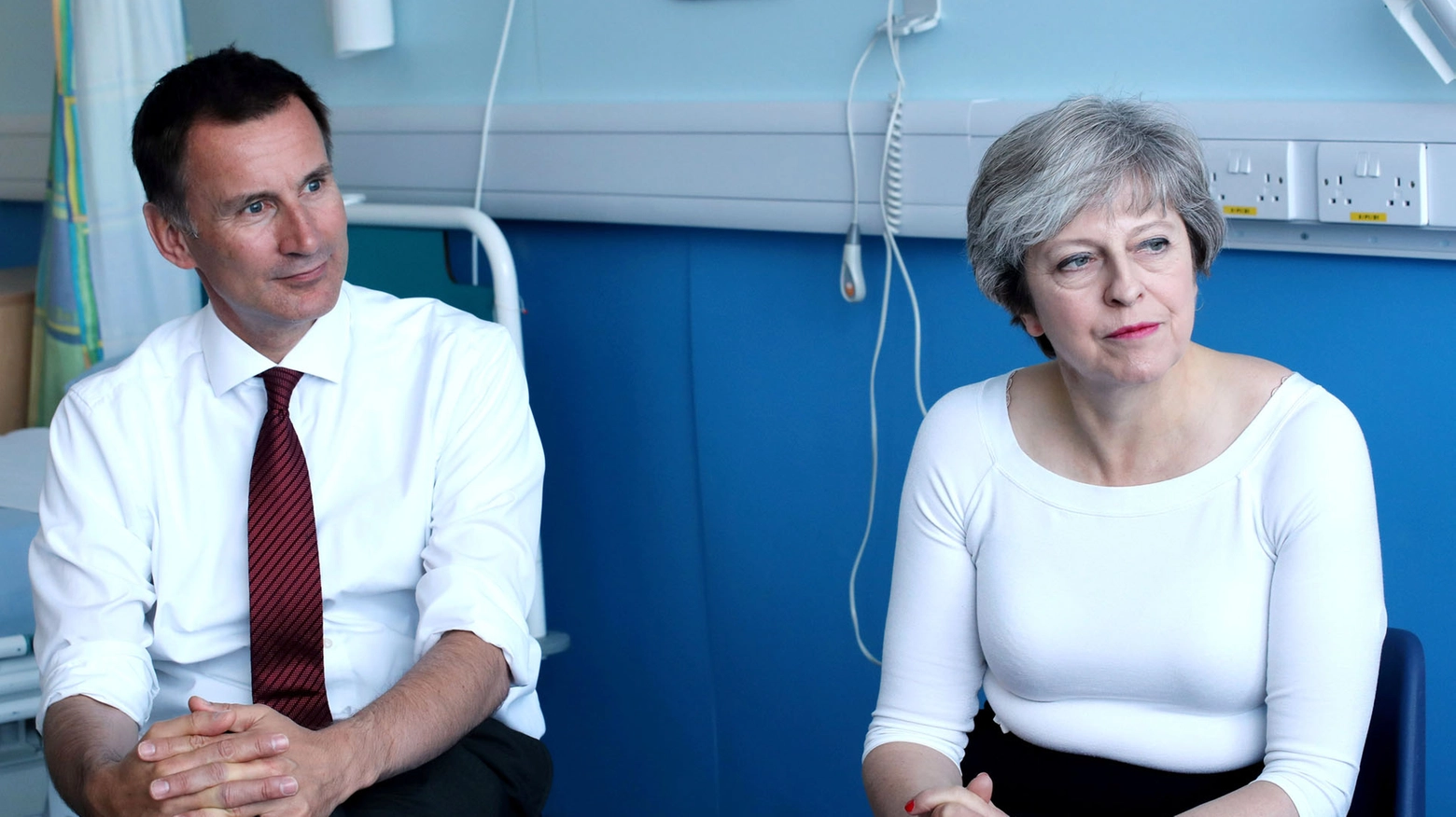 Theresa May, a destr, e il ministro della Sanità britannica, Jeremy Hunt (Reuters)