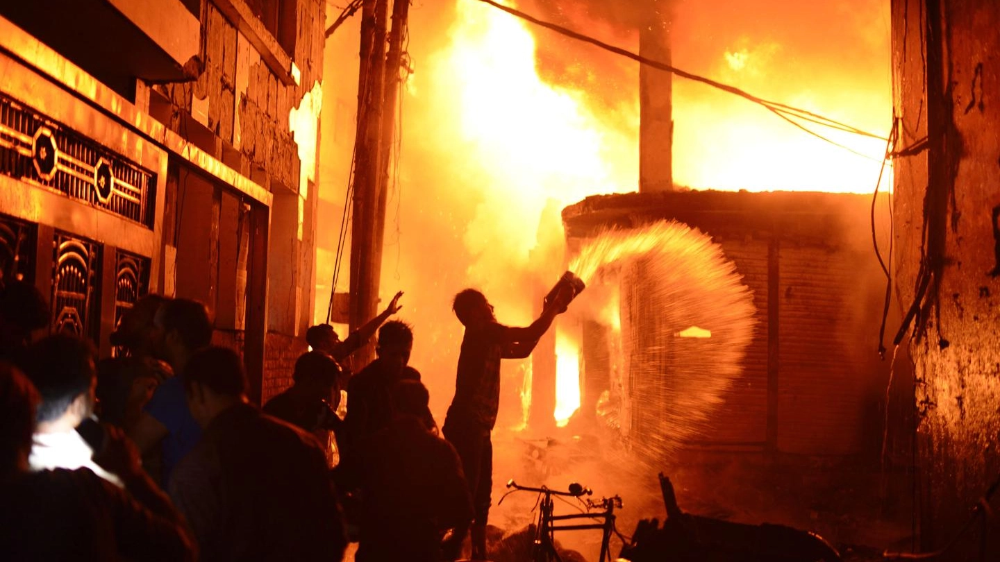 Incendio a Dacca, capitale del Bangladesh (Ansa)