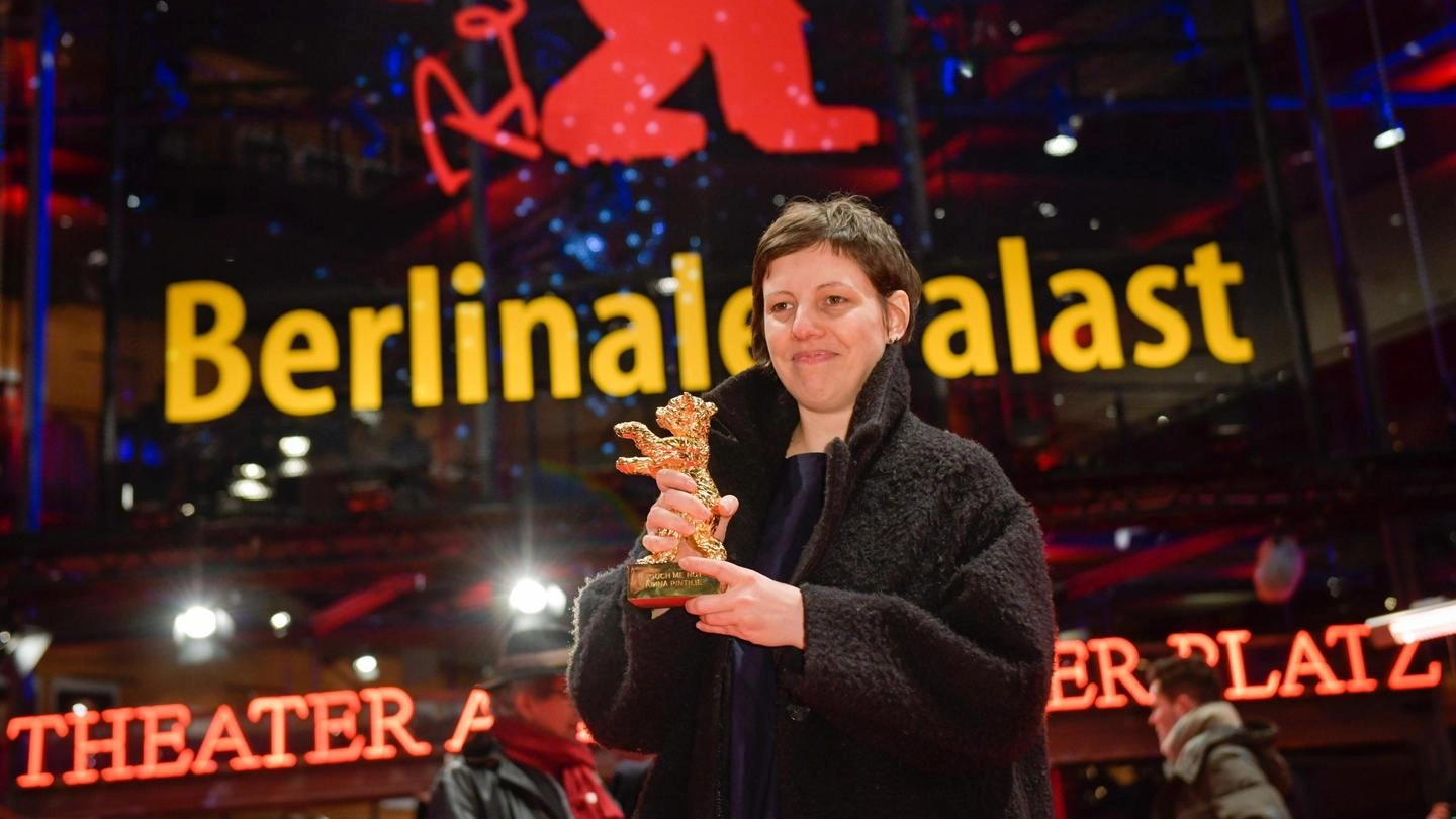 Festival di Berlino 2018, Adina Pintilie con l'Orso d'oro (Lapresse)