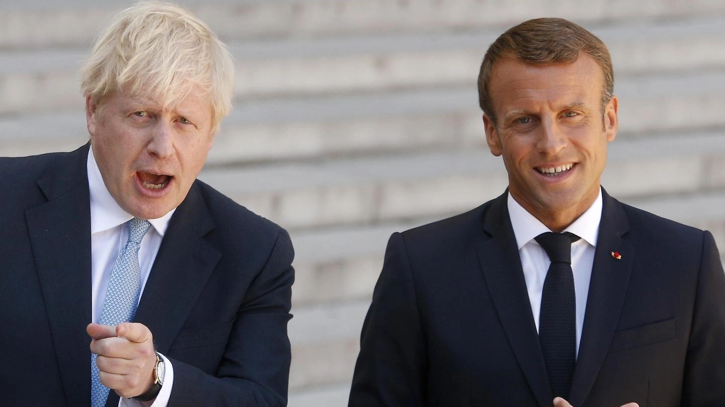 Boris Johnson all'Eliseo, a destra Emmanuel Macron (Ansa)