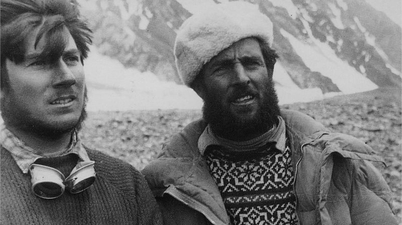 Walter Bonatti ed Erich Abram, a destra, al campo base del K2 nel 1954 (Ansa)