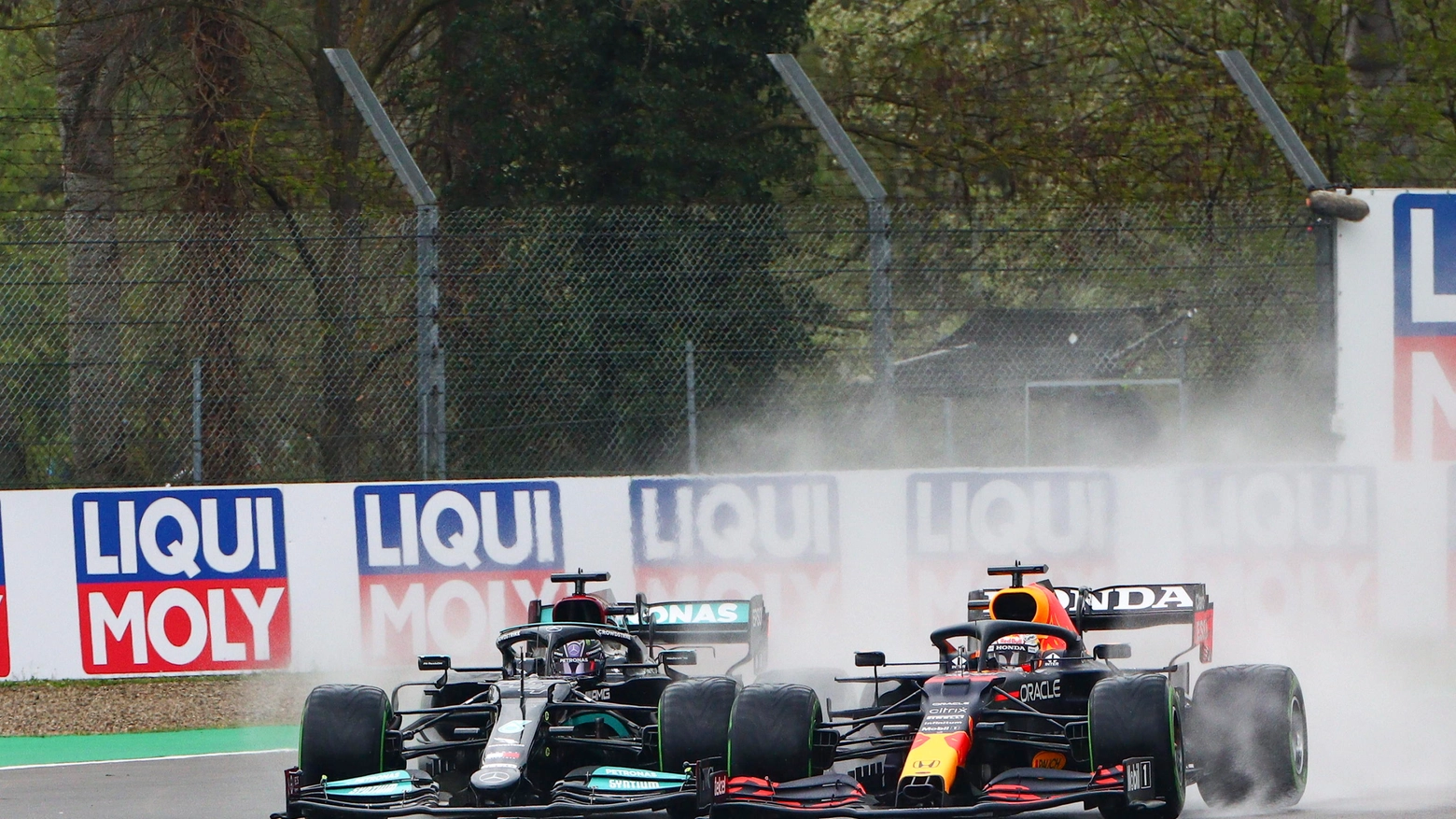 Verstappen e Hamilton a duello a Imola