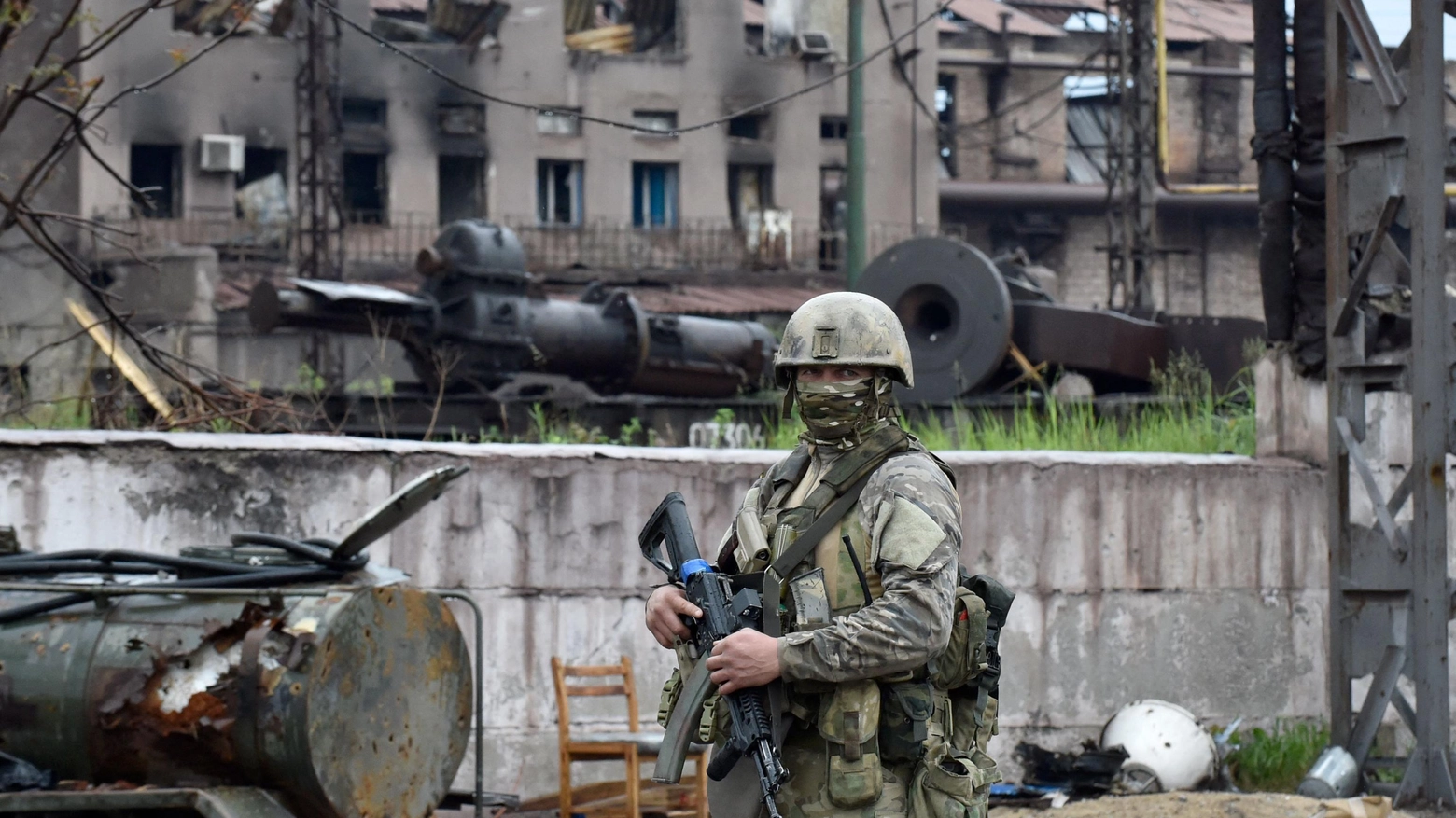 Un militare russo fa la guardia alla parte distrutta dell’acciaieria di Ilyich (Ansa)