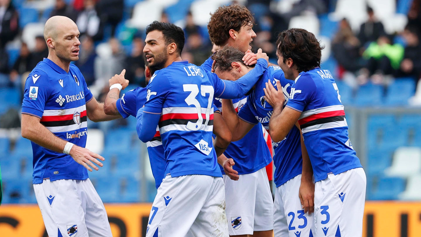 Sassuolo-Sampdoria, l'esultanza blucerchiata dopo il gol di Gabbiadini (Ansa)