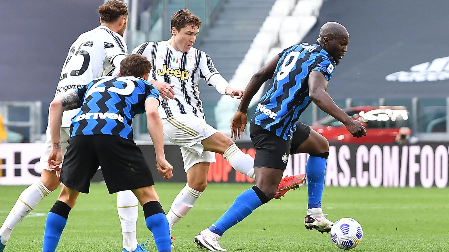 Uno scontro di gioco durante l'ultimo Juve-Inter
