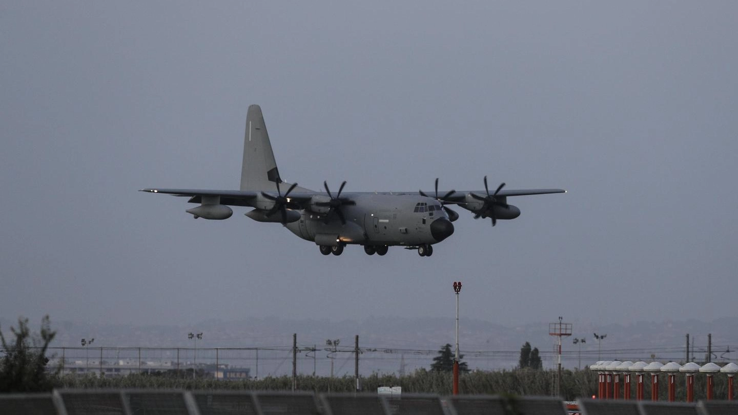 A C-130 dell'Aeronautica che porta a Cianmpino i 5 militari feriti (Ansa)