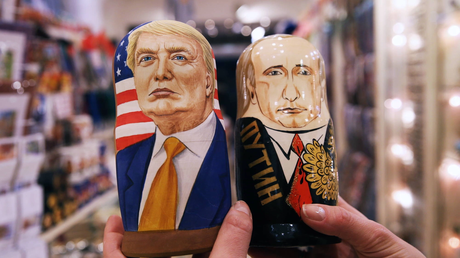 Bambole matrioska dedicate a Donald Trump e Vladimir Putin (Olycom)