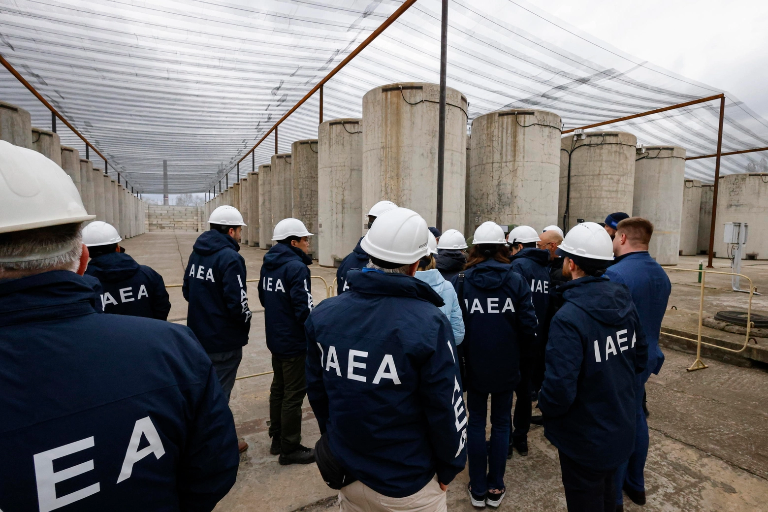 Specialisti dell'Aiea durante una visita nella centrale nucleare di Zaporizhzhia il 29 marzo (Ansa)