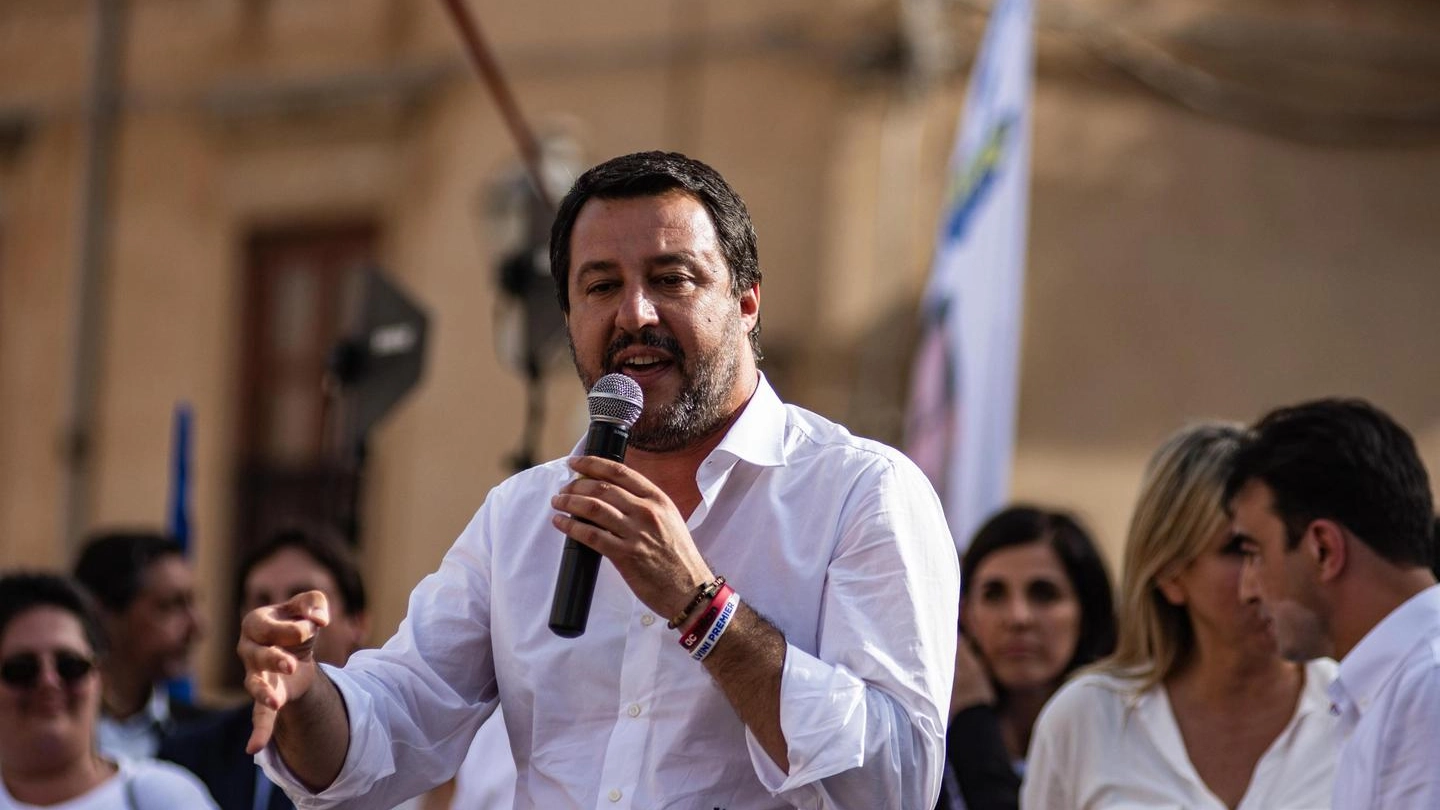 Il leader della Lega Matteo Salvini durante un comizio a Monreale (Ansa)