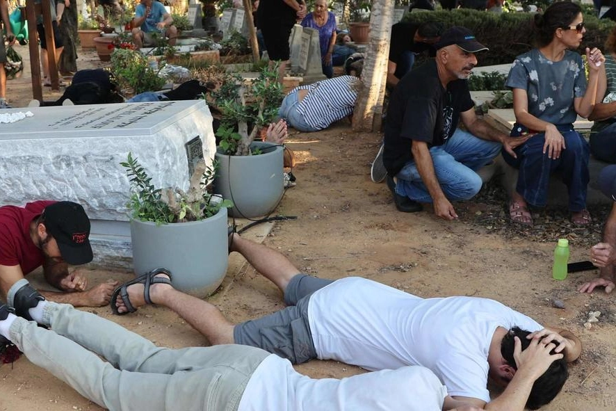 Sirene anti-aereo a Tel Aviv Le persone si buttano a terra, all’aperto, per proteggersi