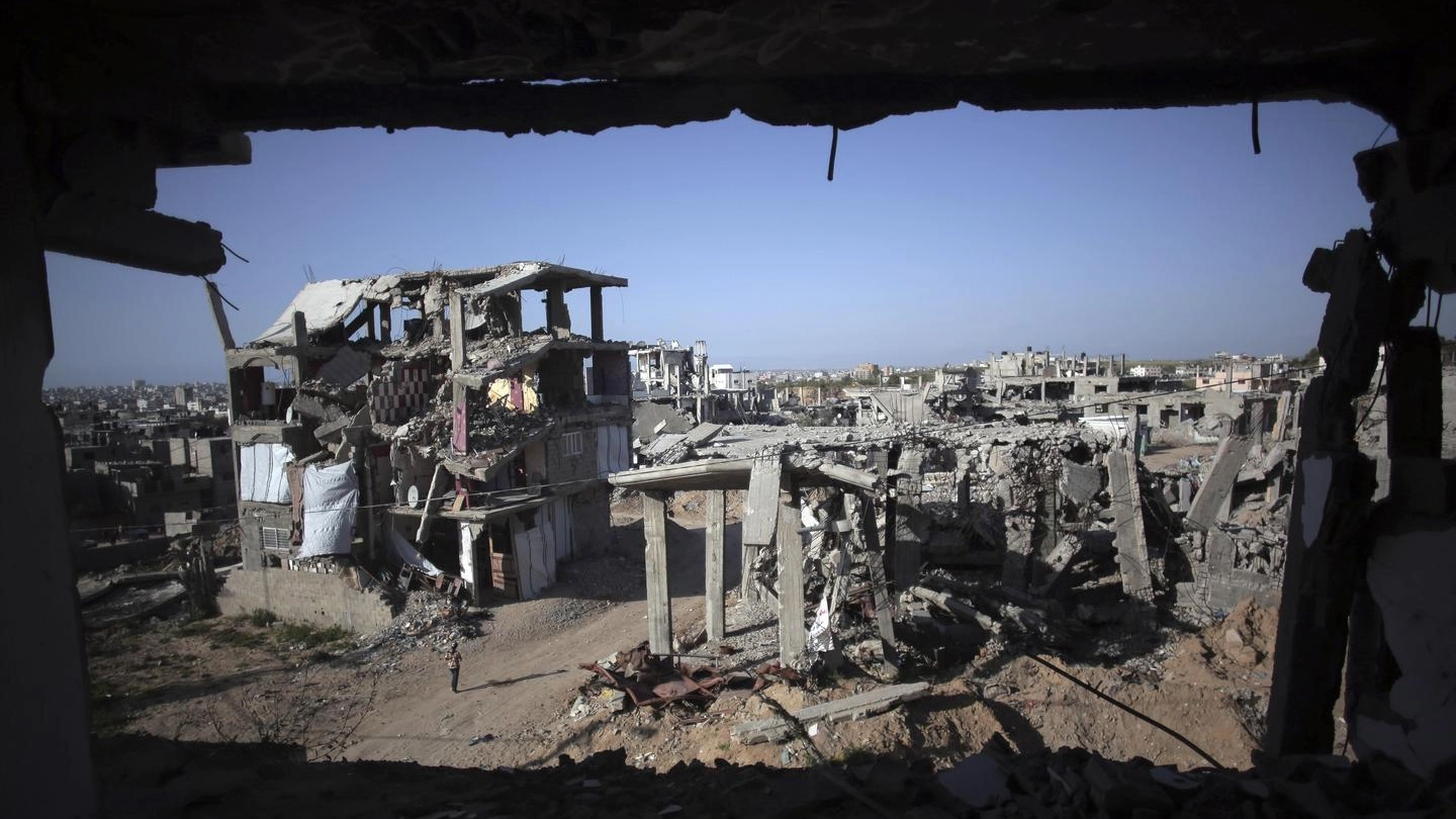 La città di Gaza a un anno dalla guerra della scorsa estate (Ansa)