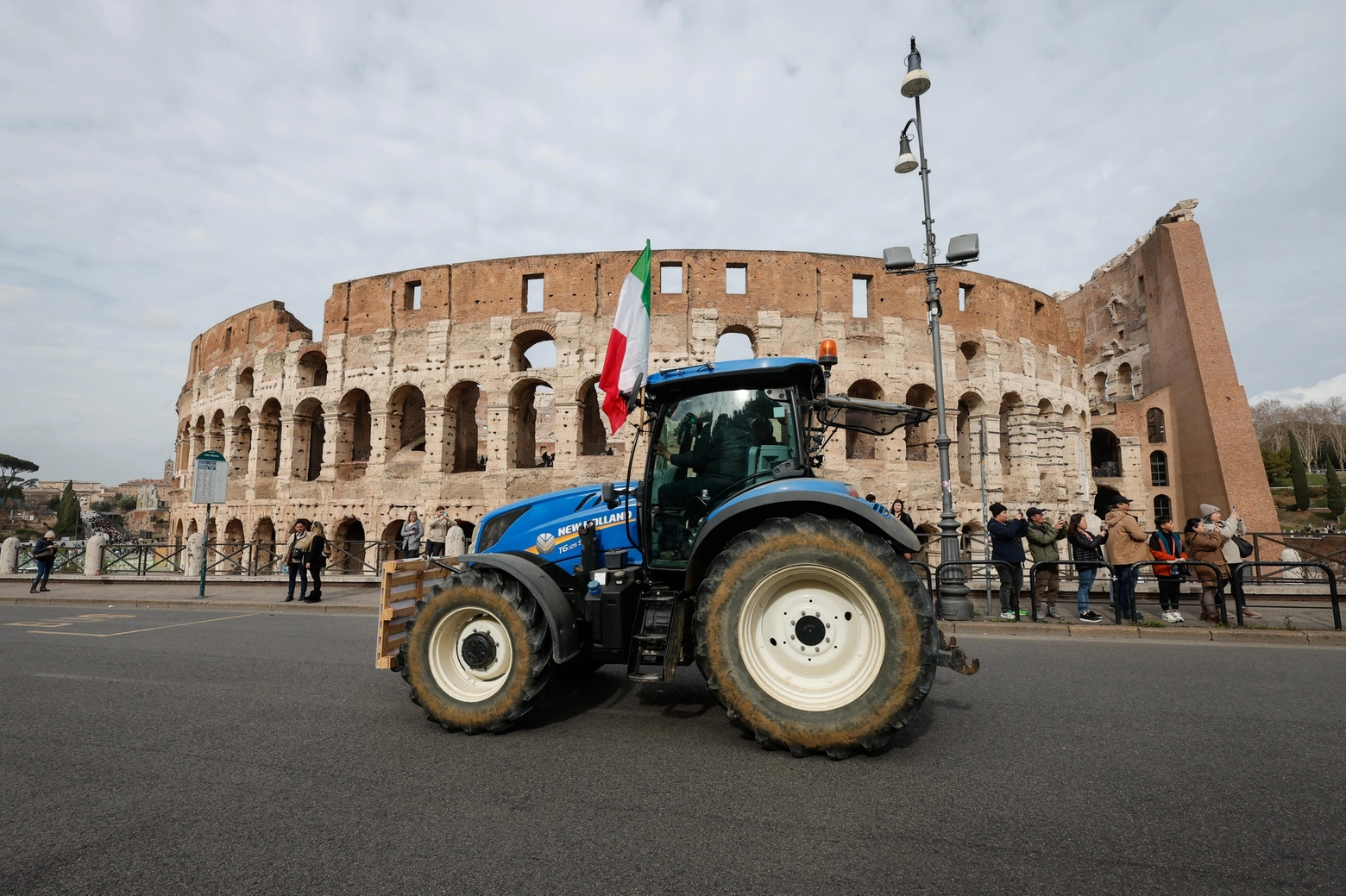 Protesta degli agricoltori, un trattore sfila davanti al Colosseo