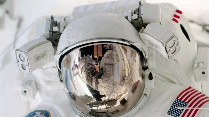 Un astronauta impegnato all'esterno della ISS - Foto: Olycom