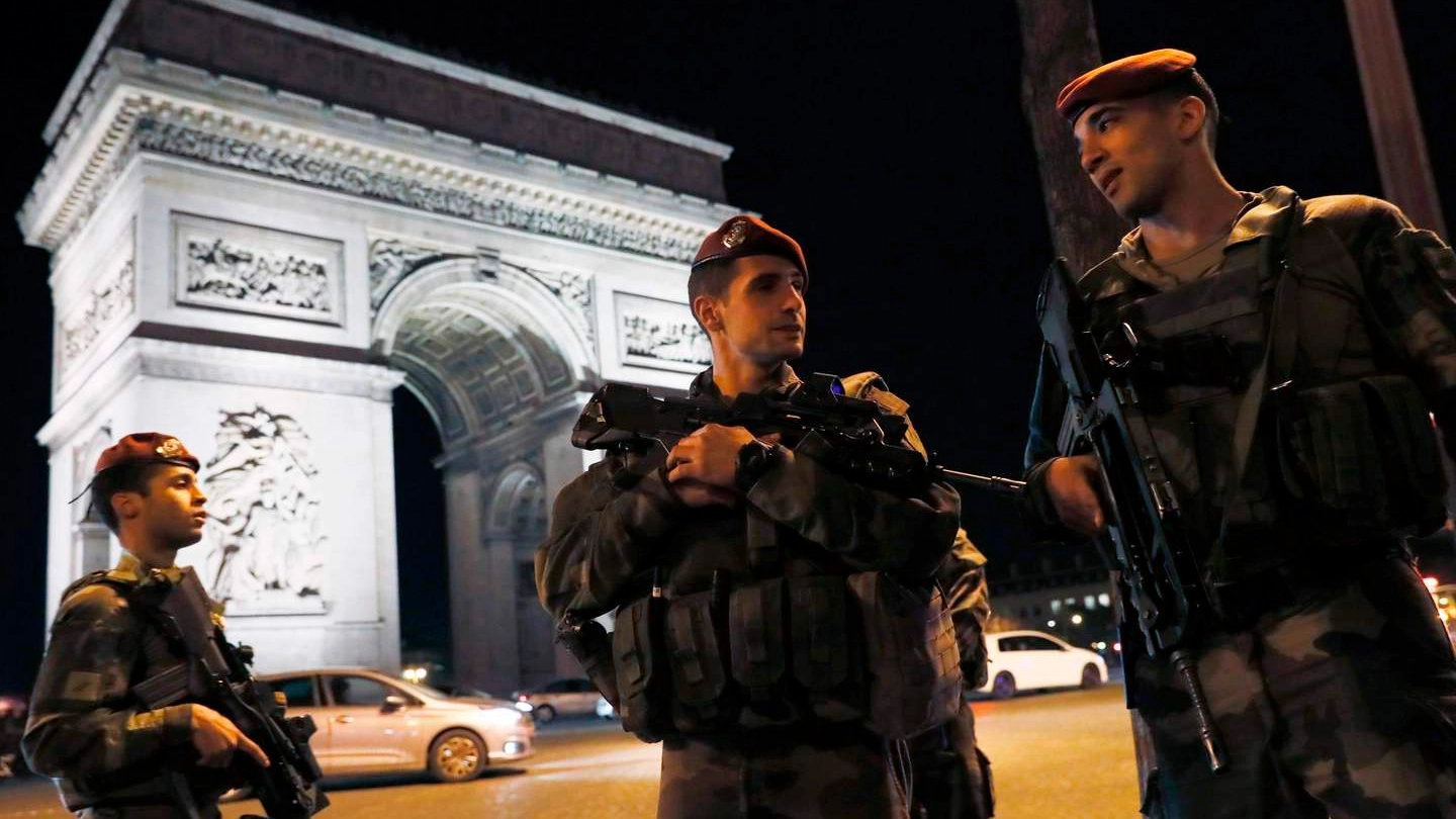Parigi militarizzata dopo l'attacco sugli Champs-Elysées (Afp)