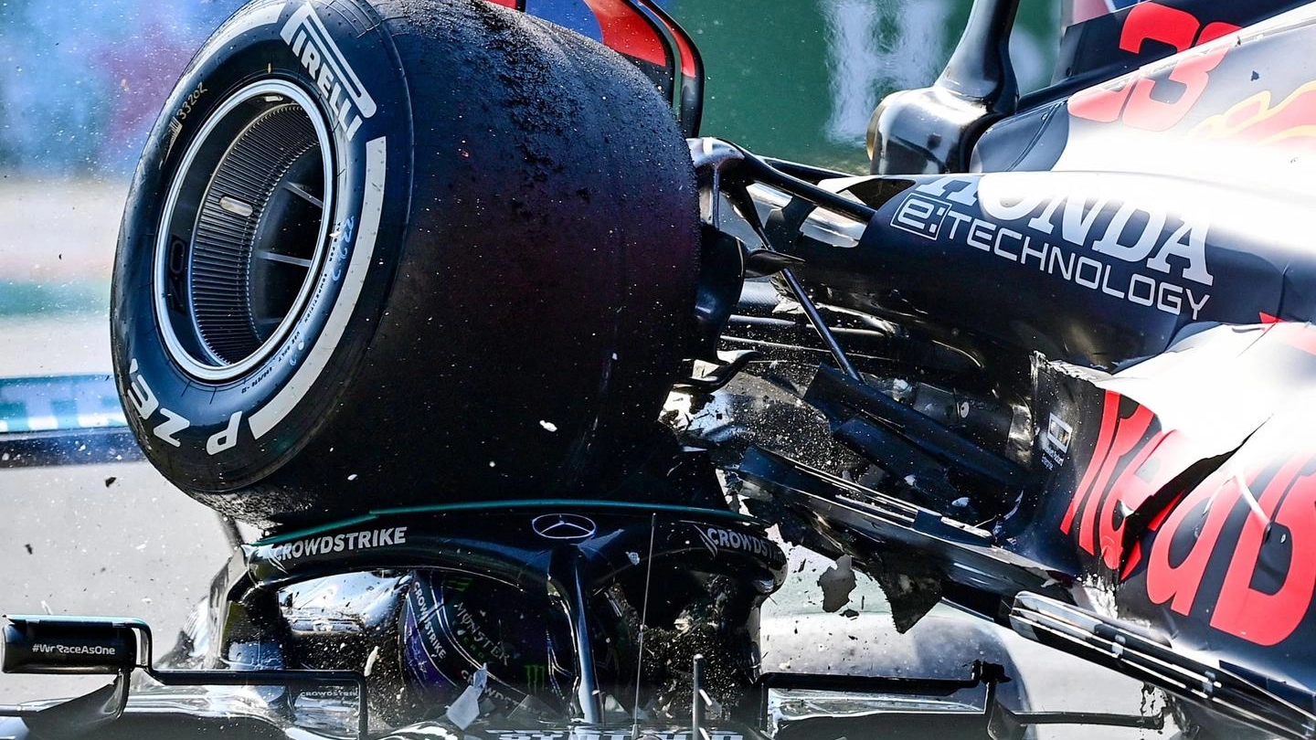 L'incidente a Monza Hamilton-Verstappen (Ansa) 