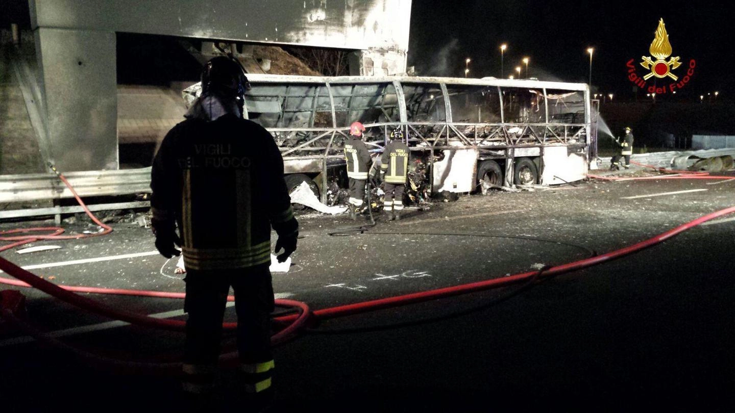 Incidente in A4, il bus divorato dalla fiamme (Ansa)