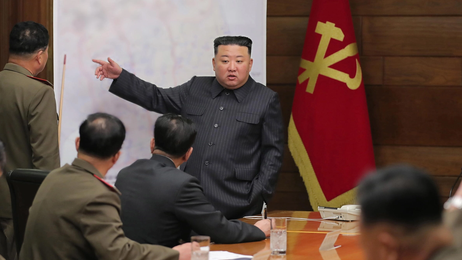 Kim Jong Un durante un vertice con i leader militari della Corea del Nord (Ansa)