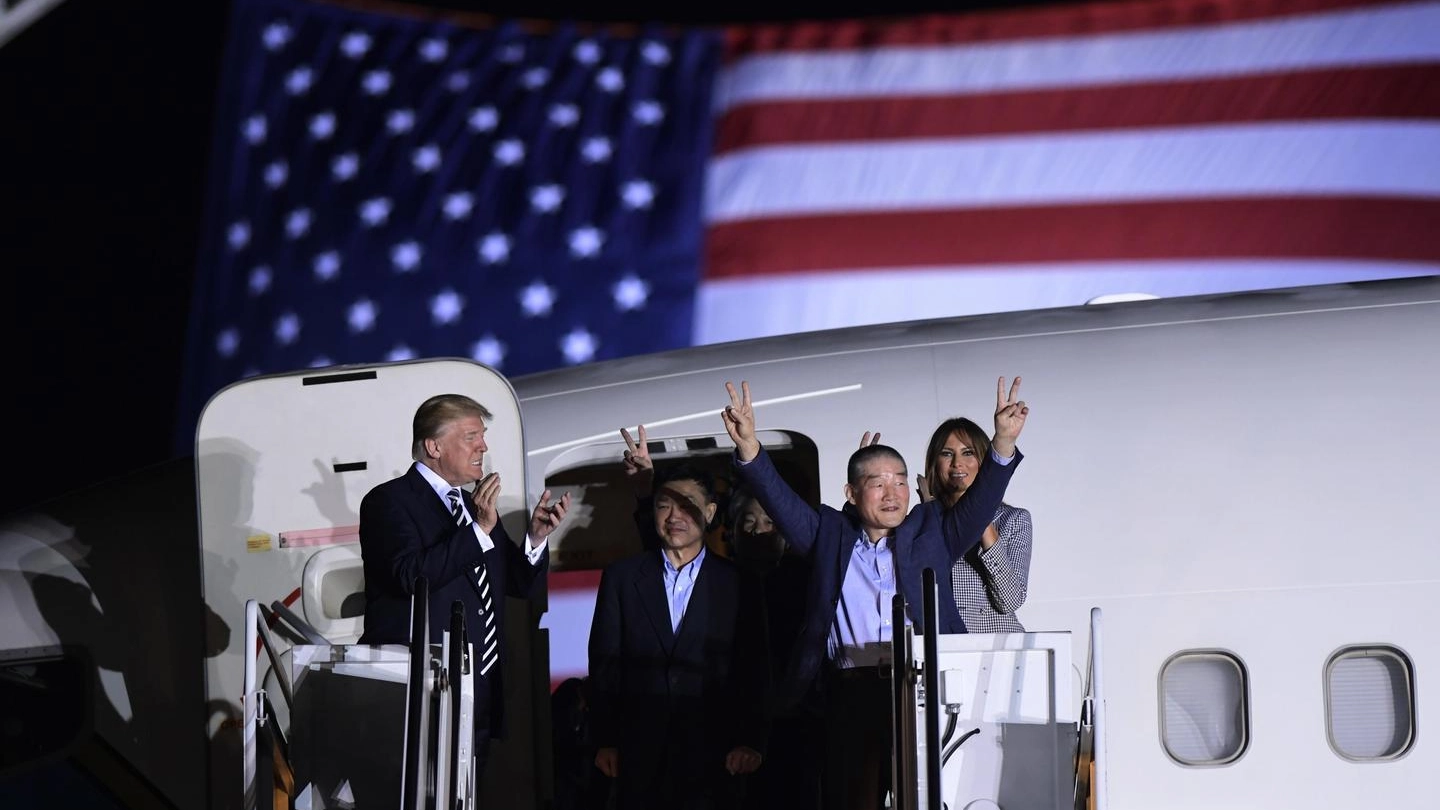 Donald e Melania Trump accolgono gli americani liberati dalla Corea del Nord (Ansa)