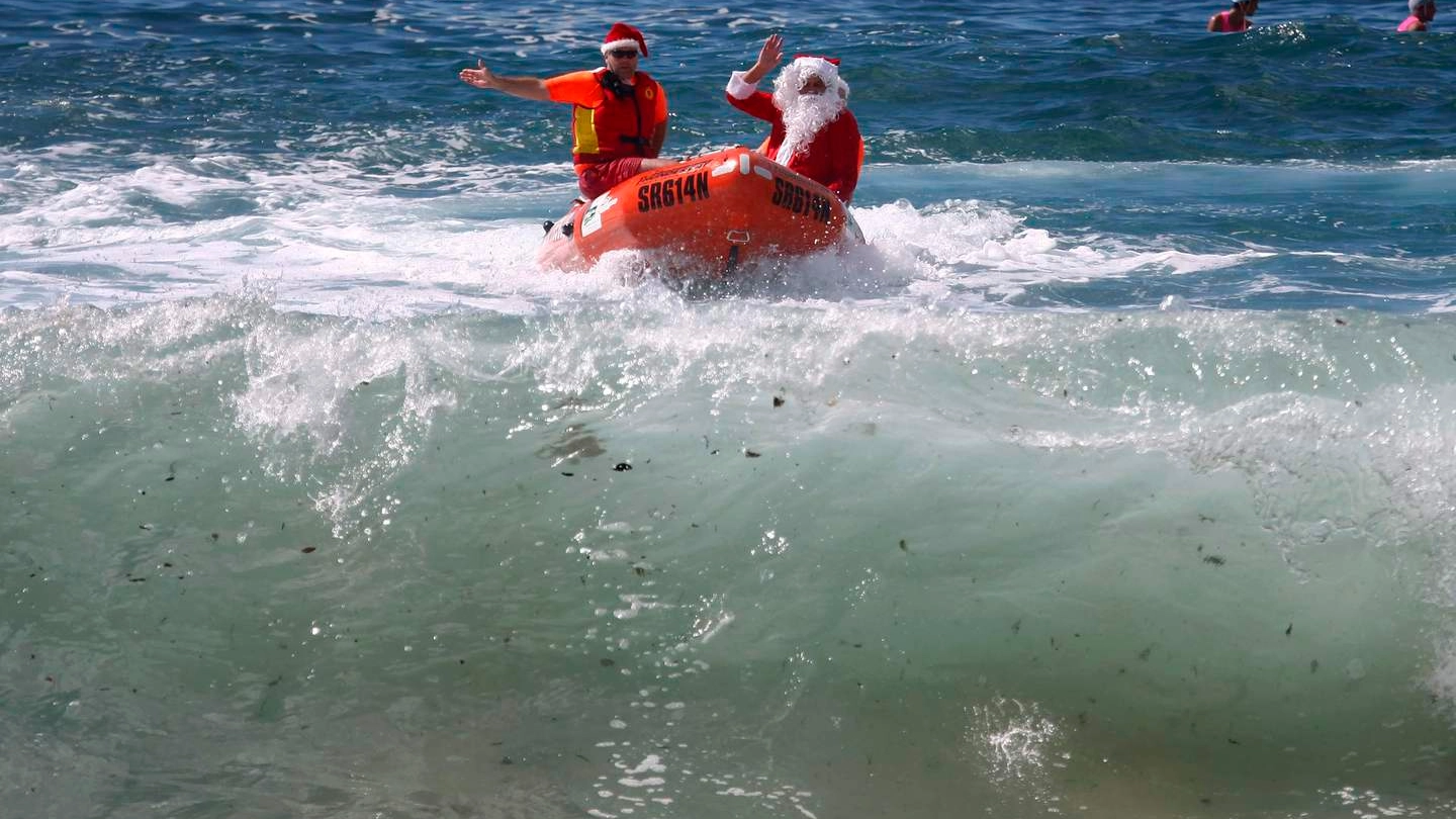 Babbo Natale al mare a Sydney (Reuters)