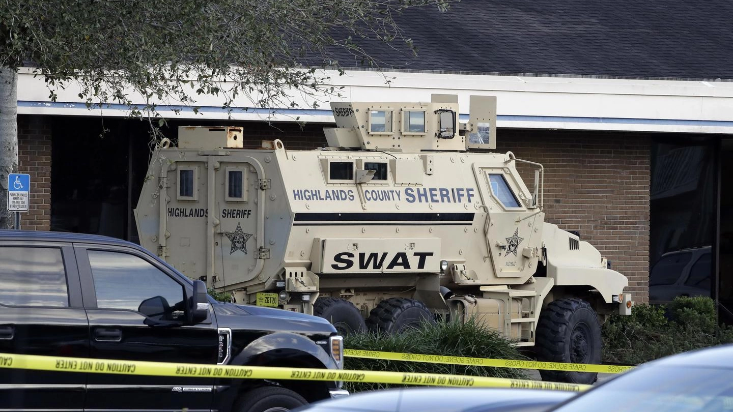 Sparatoria in banca in Florida: 5 morti. L'arrivo dei reparti speciali Swat (Ansa)