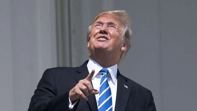 Trump 'sbircia' eclissi a occhio nudo