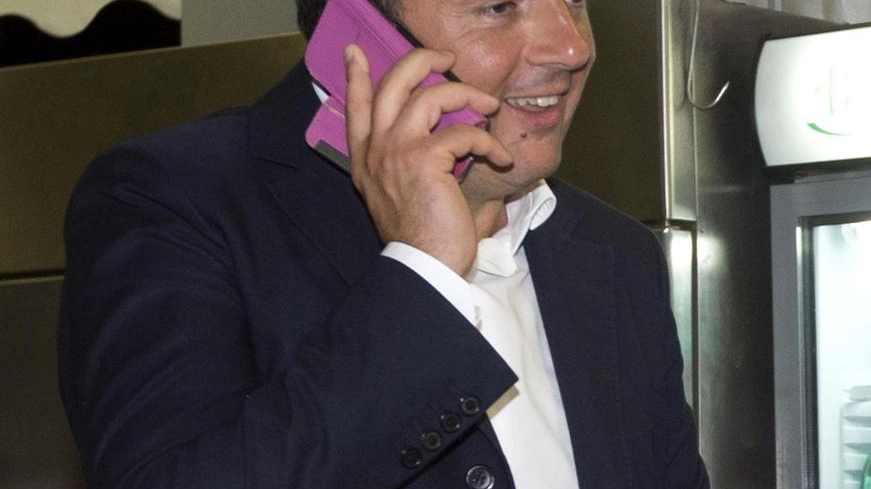 Matteo Renzi al telefono (Ansa)