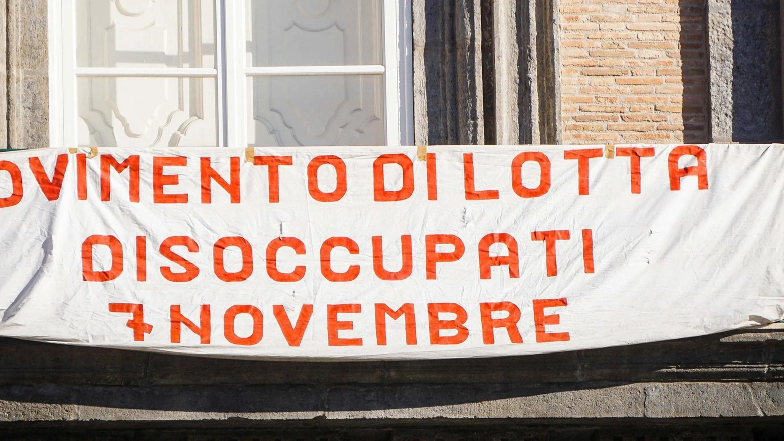 Napoli, manifestazione disoccupati blocca il traffico in pieno centro