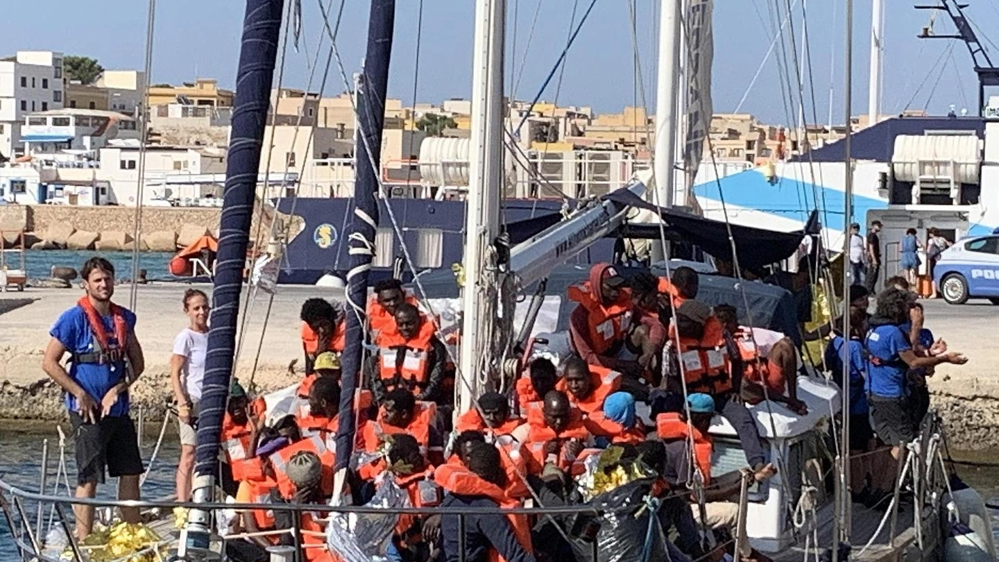 L'attracco della Alex a Lampedusa (Ansa)