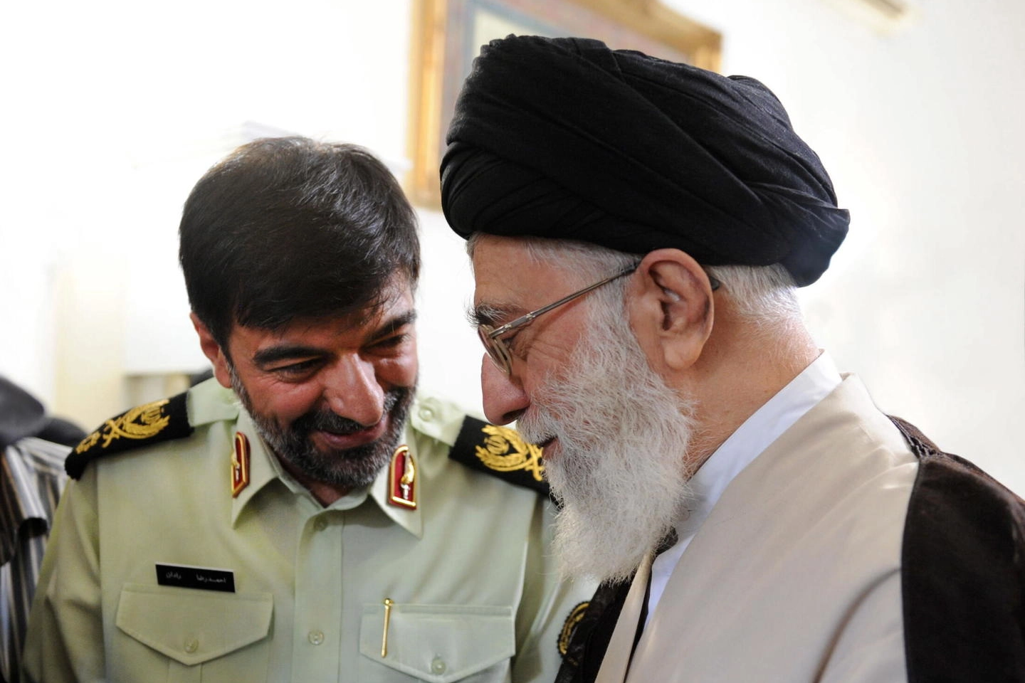 Il Capo supremo Ali Khamenei con il nuovo capo della polizia Ahmad Reza Radan