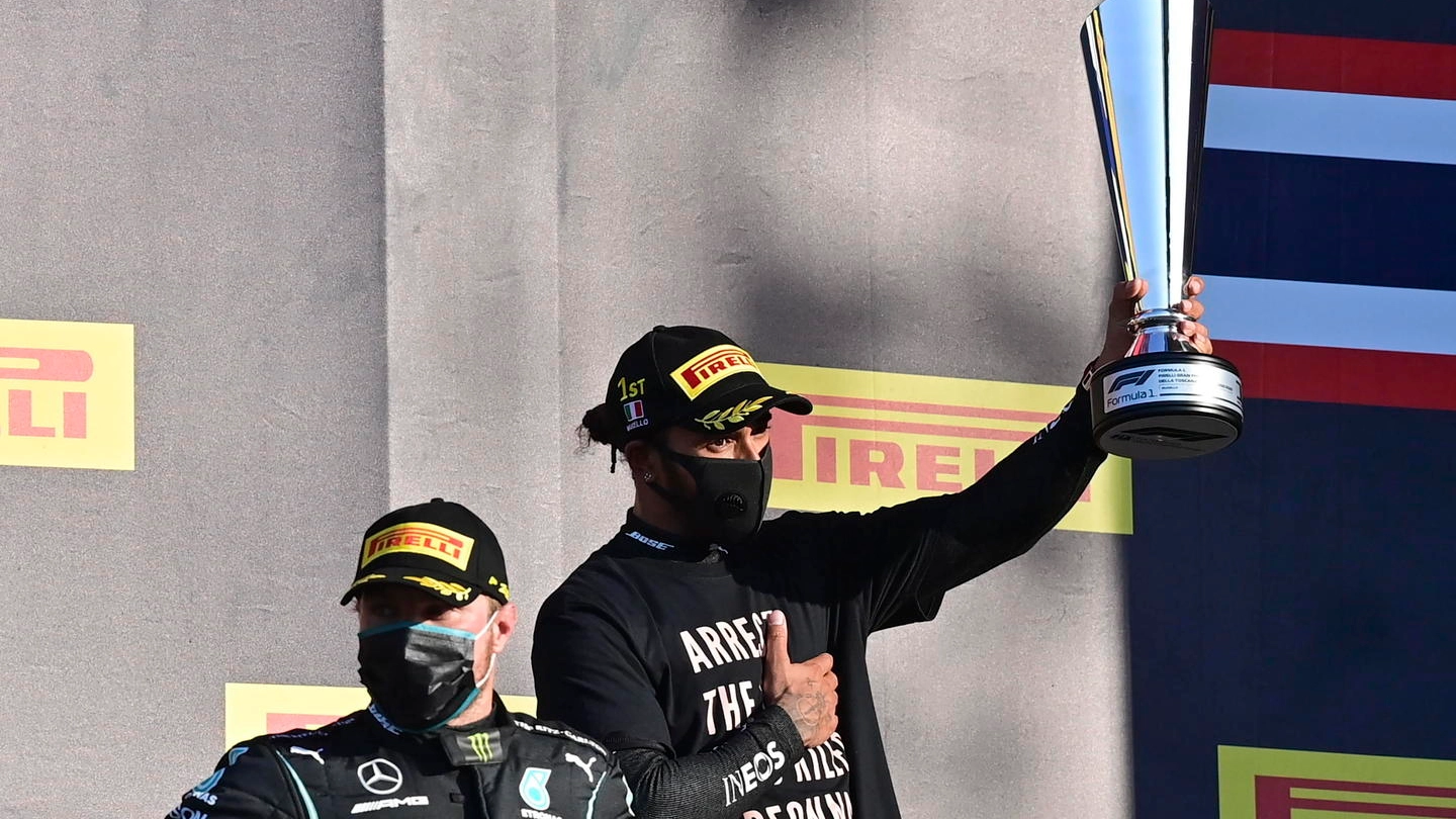 Lewis Hamilton e Valtteri Bottas sul podio al Mugello (Ansa)