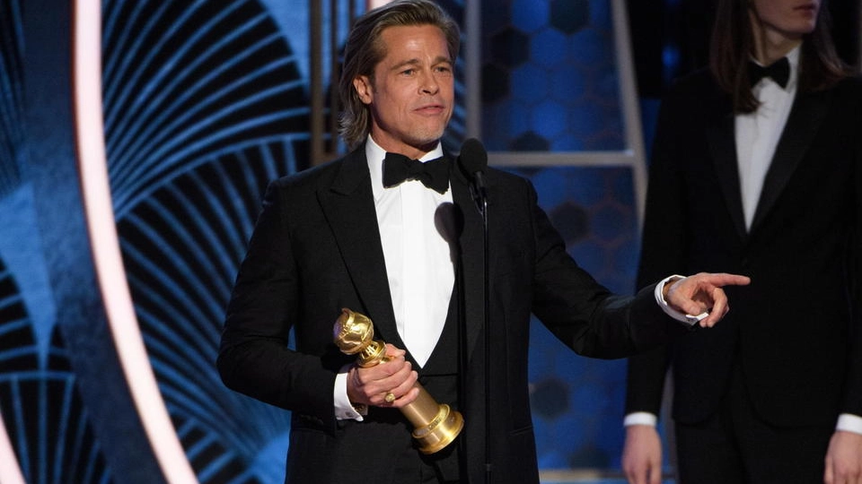Golden Globes, Brad Pitt durante la premiazione (Ansa)