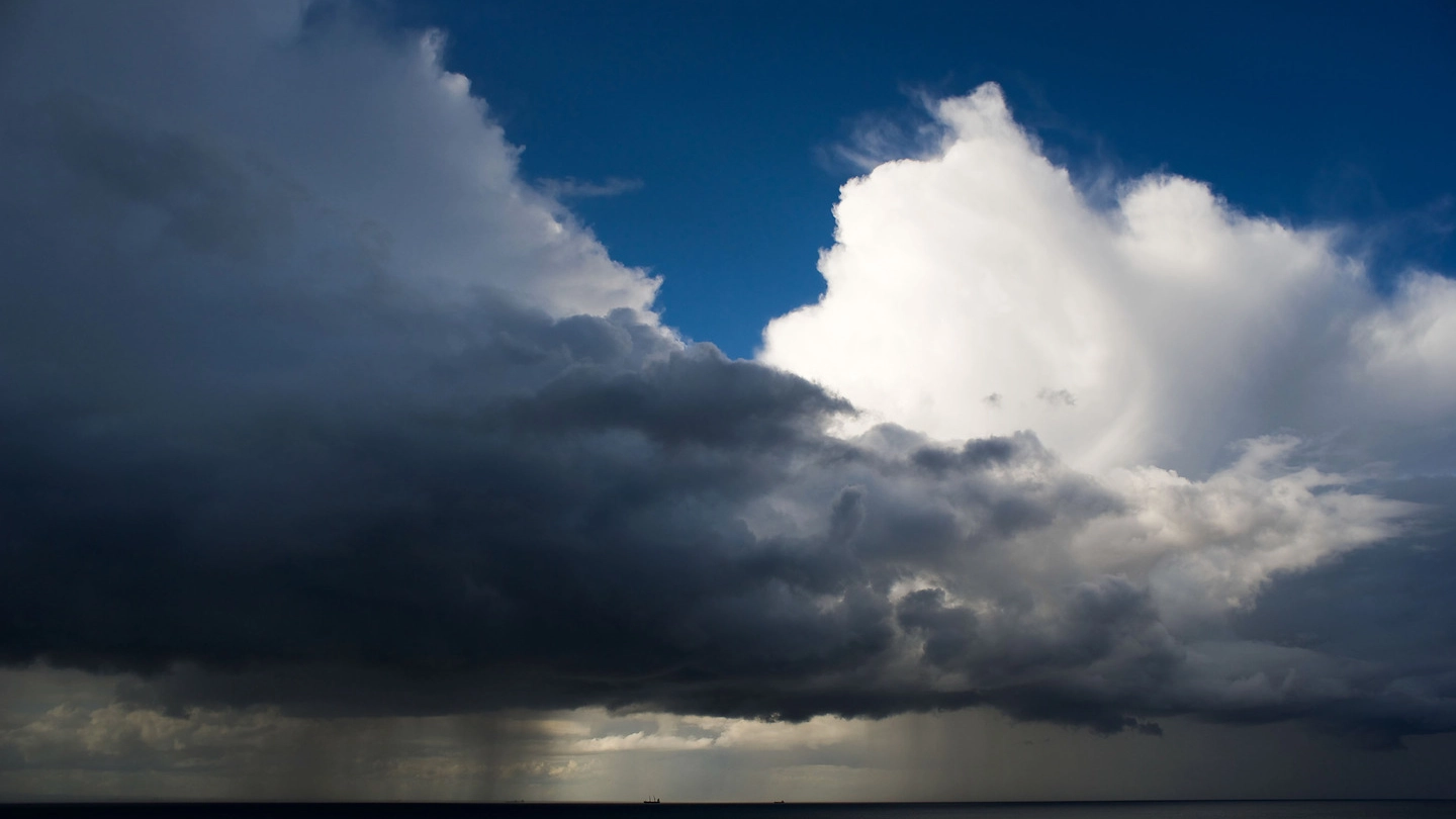 Previsioni meteo, in arrivo piogge, temporali e mareggiate (Olycom)